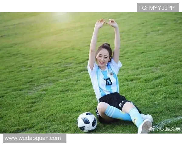 足球明星与时尚女生手拿包的完美搭配展现运动与潮流的结合 足球明星与时尚女生手拿包的完美搭配展现运动与潮流的结合